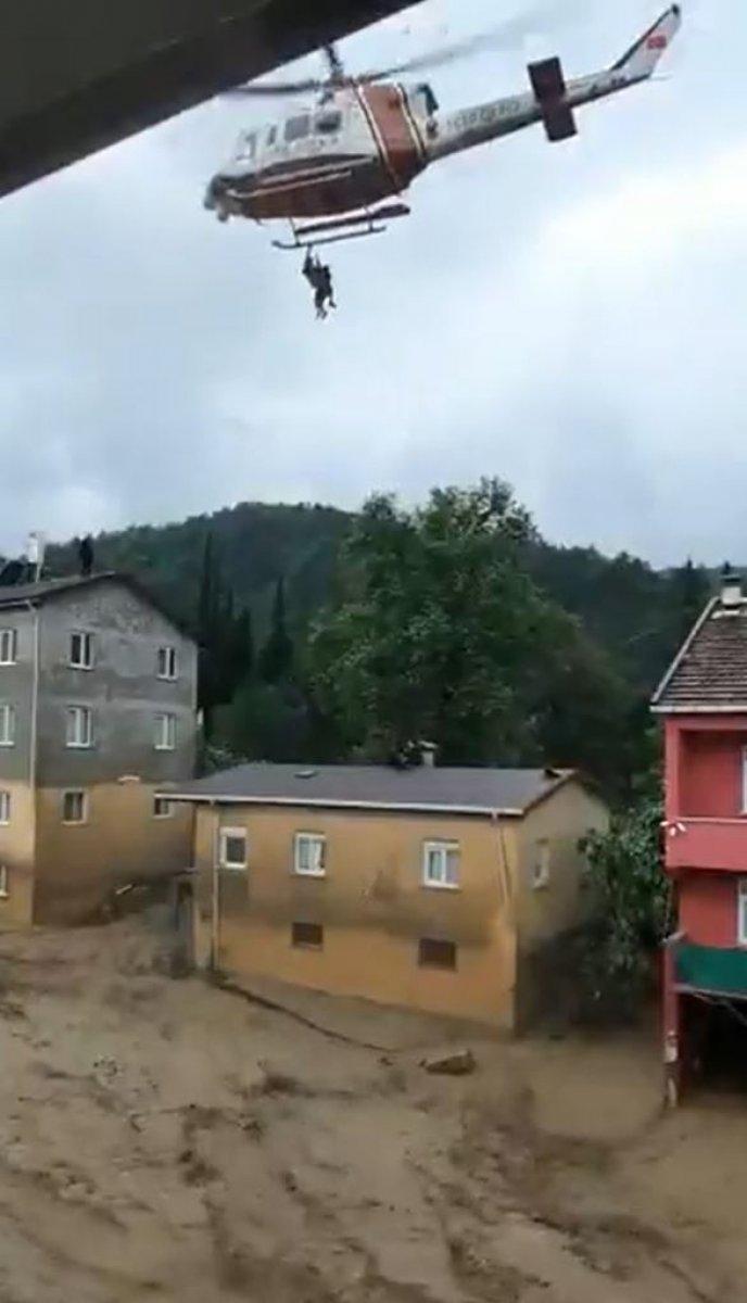 Sinop'ta selde mahsur kalanlar helikopterle kurtarıldı