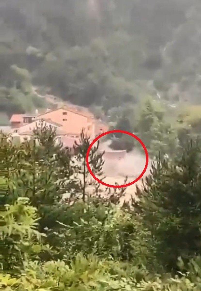 Sinop'ta selin yıktığı ev kamerada