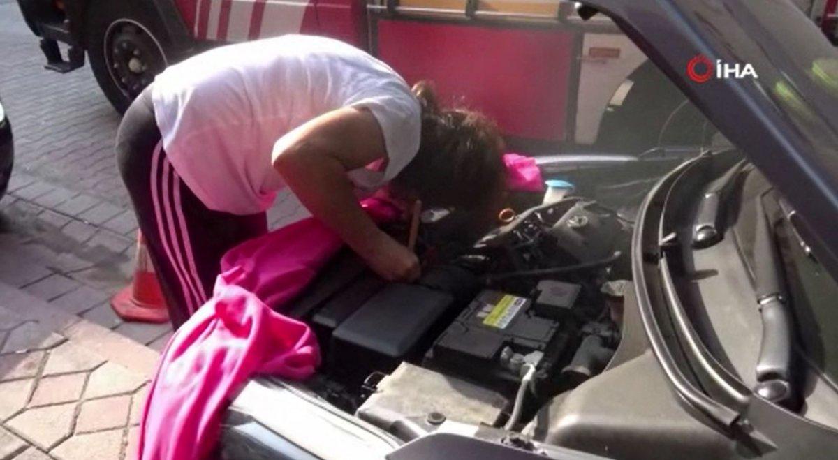 Sultangazi’de otomobilin altına giren 3 kedinin kurtarılma anları kamerada