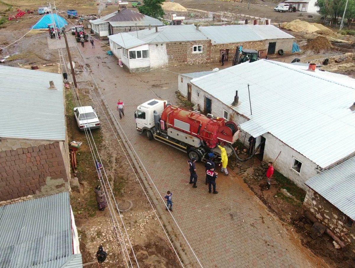 Kayseri’de 50 haneli mahalleyi sel bastı