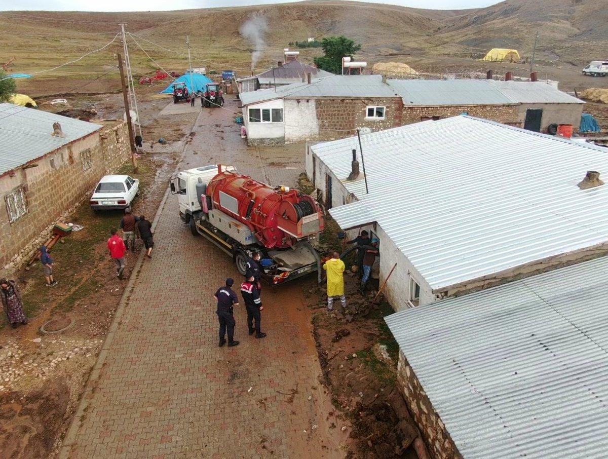 Kayseri’de 50 haneli mahalleyi sel bastı