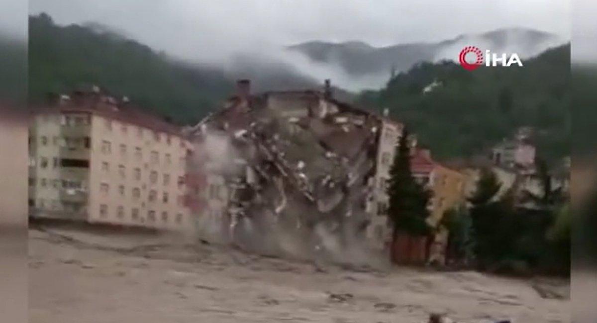 Kastamonu'da binanın yıkılma anı