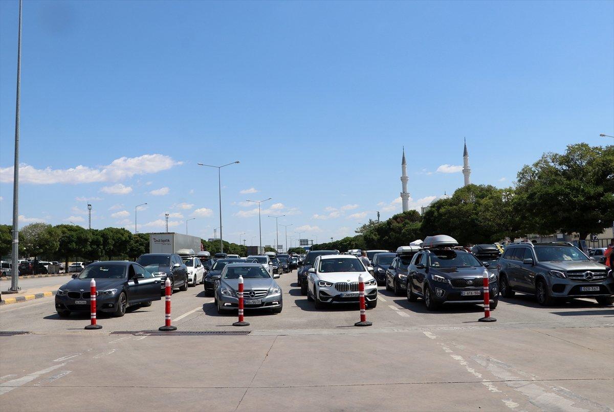 Dönüş yoluna geçen gurbetçiler Türkiye'den hüzünle ayrılıyor