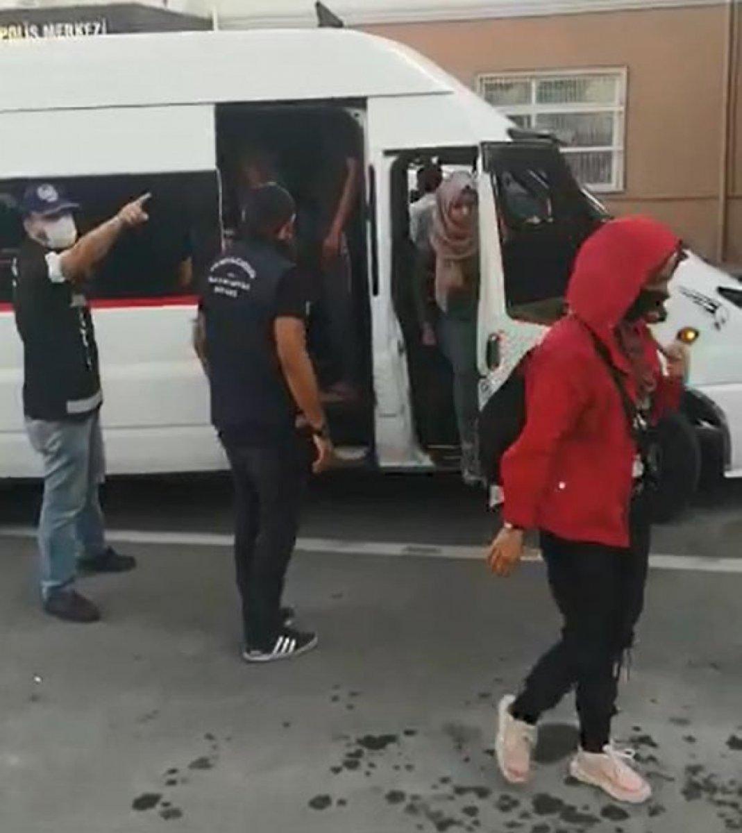 Kocaeli'de minibüste 38 kaçak göçmen yakalandı, sürücü tutuklandı
