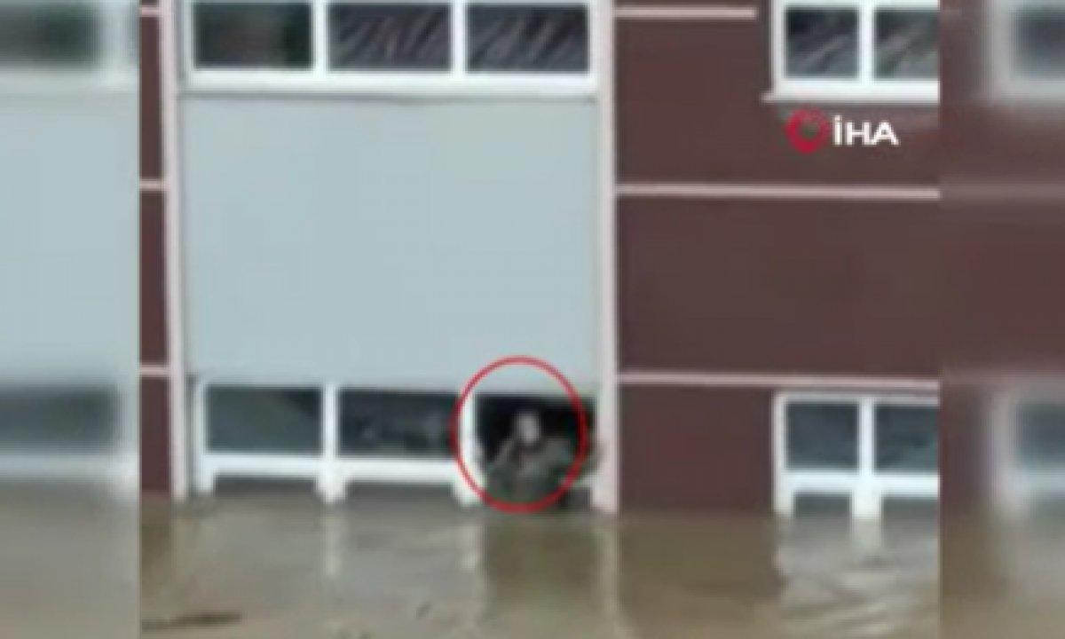 Kastamonu’da selde okul camında kurtarılmayı bekledi