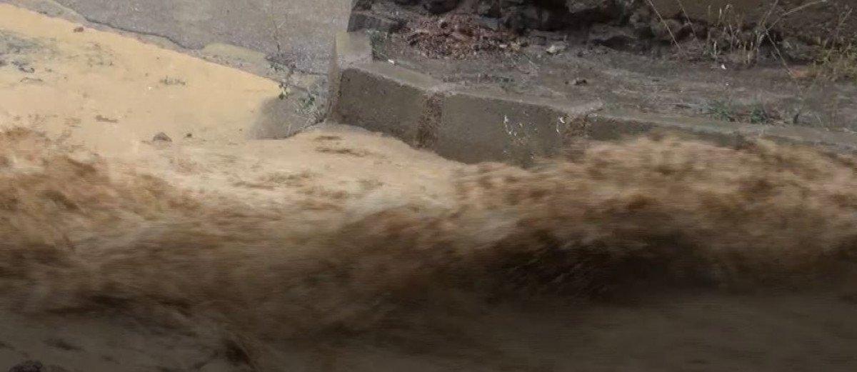 Gümüşhane’de sağanak yağış, yolları 10 dakikada göle çevirdi