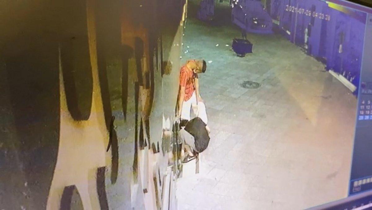 Bursa'daki çarşıda 10 mağazaya girmeye çalışan hırsızlar kamerada