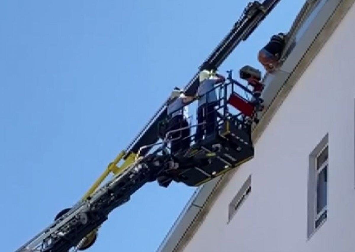 Gaziantep'te inşaat işçisi çatıda asılı kaldı