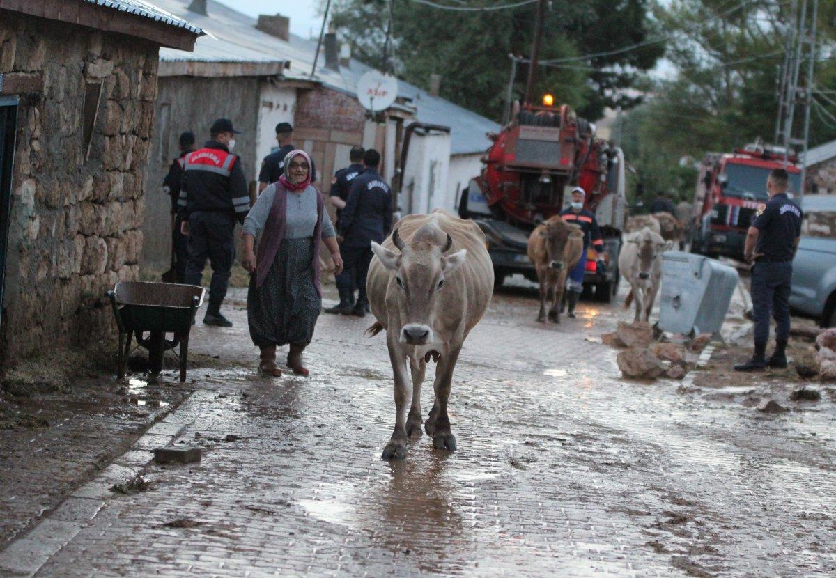 Kayseri’de 50 haneli mahalleyi sel bastı