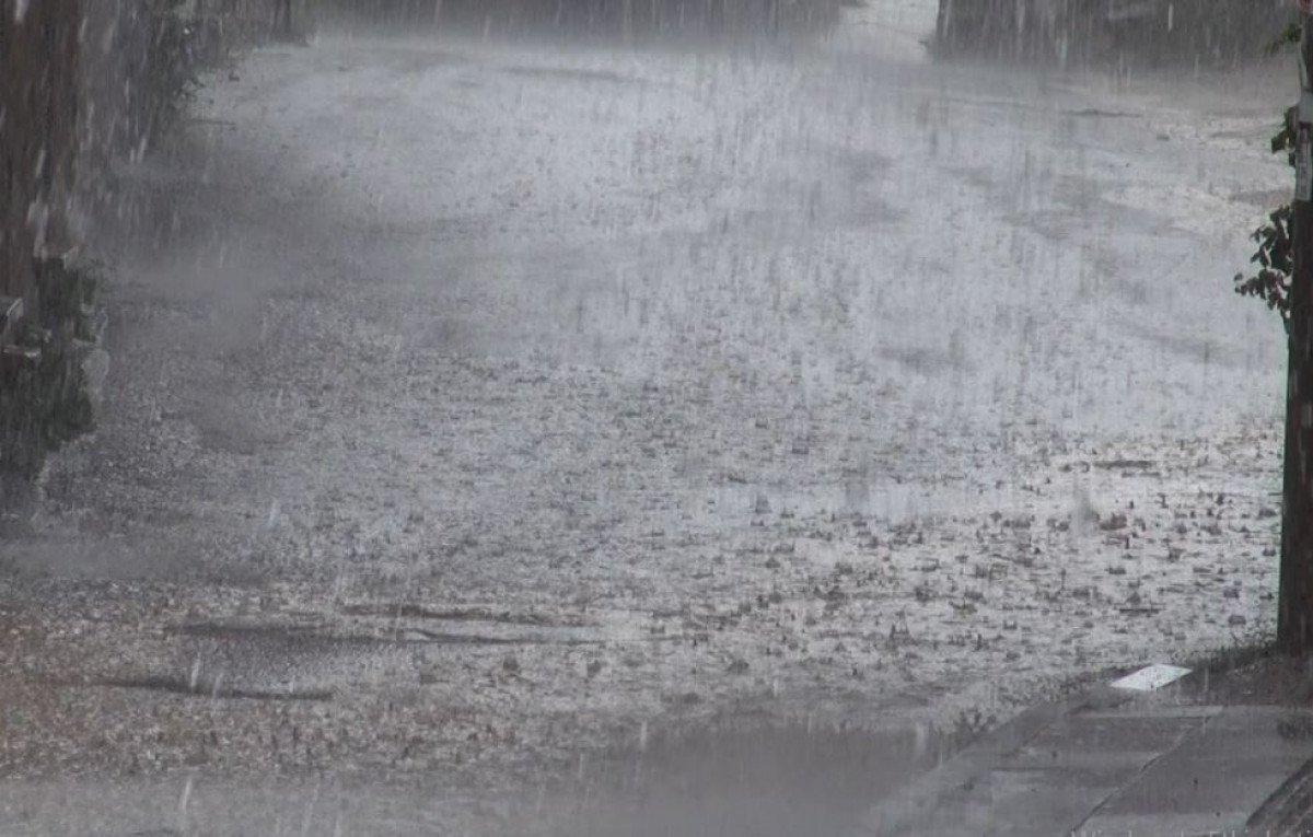 Gümüşhane’de sağanak yağış, yolları 10 dakikada göle çevirdi