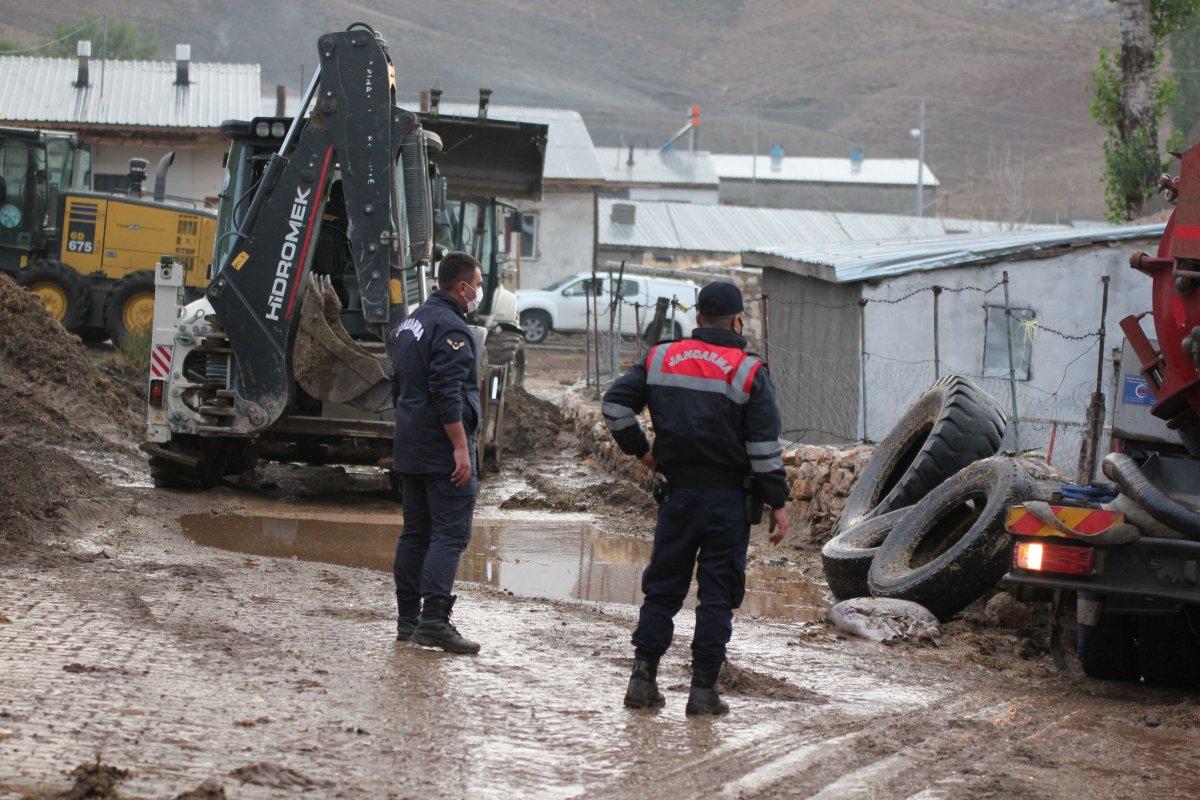 Kayseri’de 50 haneli mahalleyi sel bastı