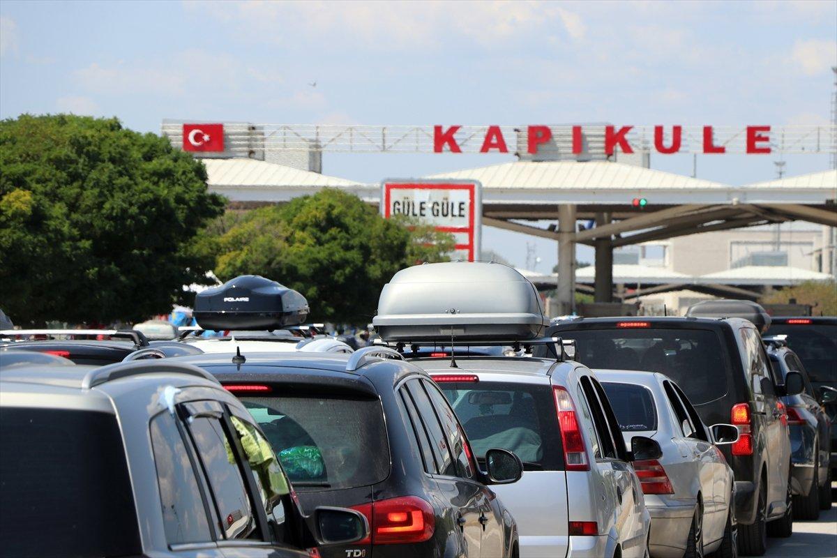 Dönüş yoluna geçen gurbetçiler Türkiye'den hüzünle ayrılıyor
