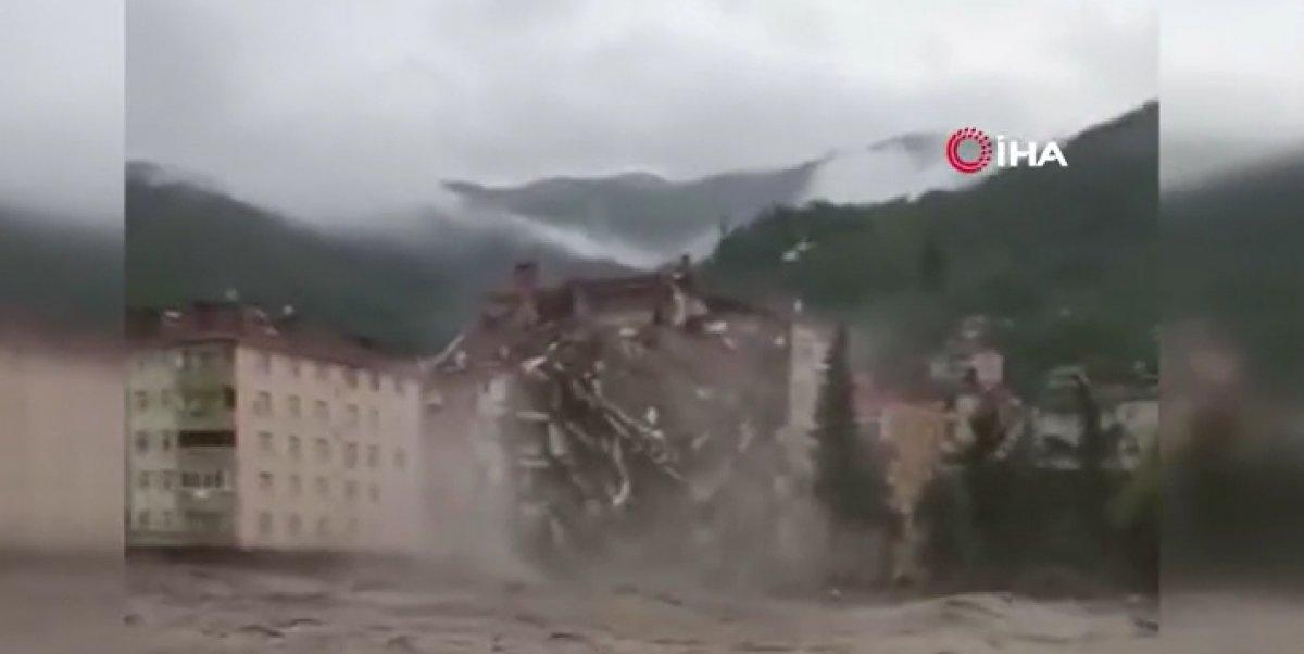 Kastamonu'da binanın yıkılma anı