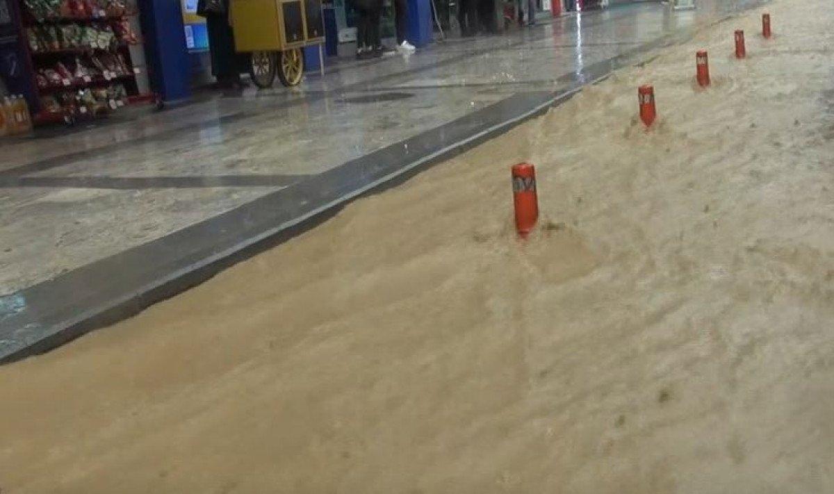 Gümüşhane’de sağanak yağış, yolları 10 dakikada göle çevirdi