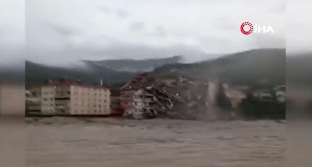 Kastamonu'da binanın yıkılma anı