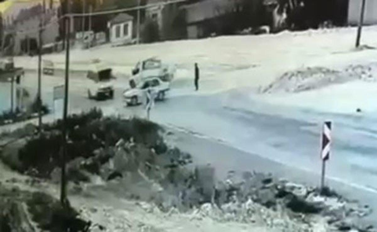 Afyonkarahisar’da minibüs ile otomobilin çarpıştığı anlar kamerada