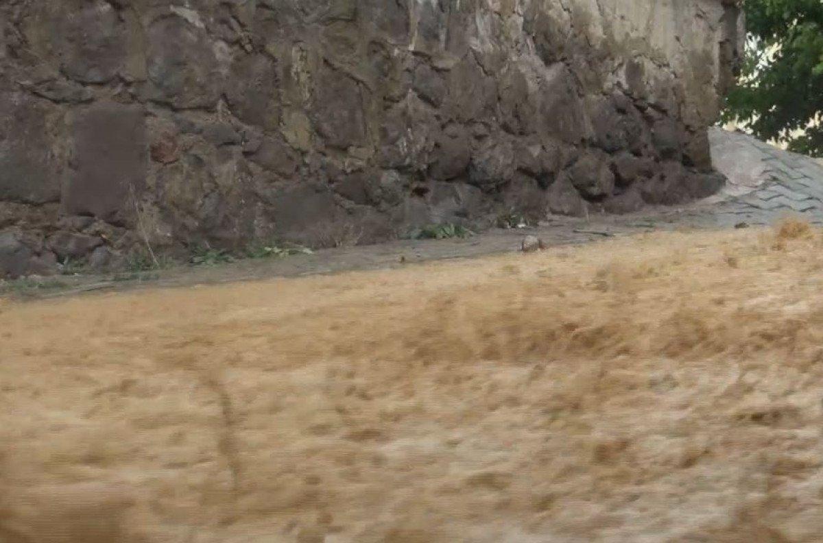 Gümüşhane’de sağanak yağış, yolları 10 dakikada göle çevirdi