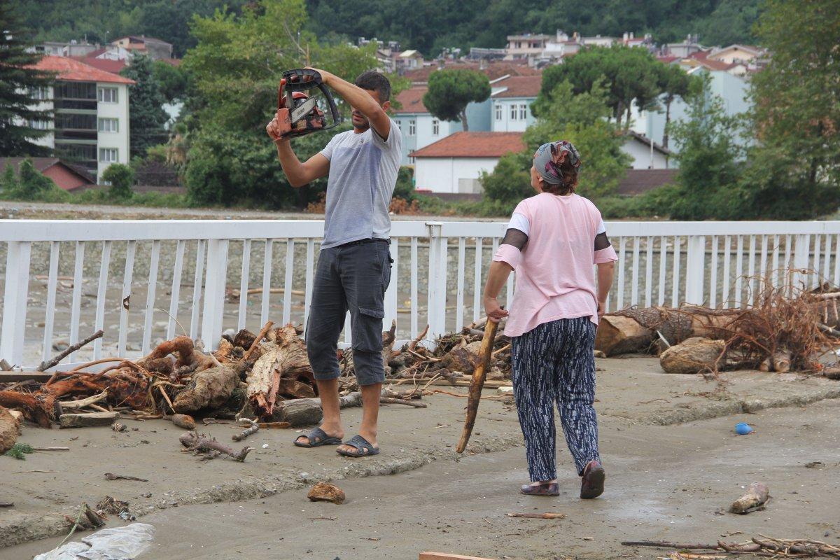 Ayancık'ta vatandaşlar kışlık odunu selden çıkarıyor