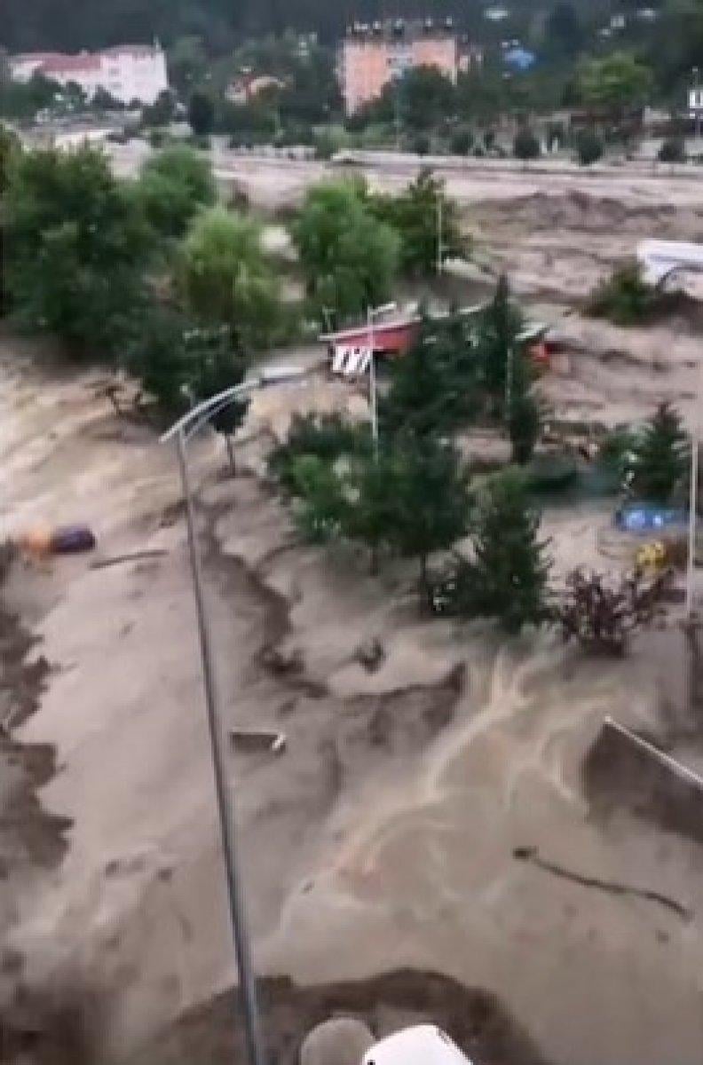 Kastamonu'da dehşet anları: Sel suları bir kişiyi böyle yuttu