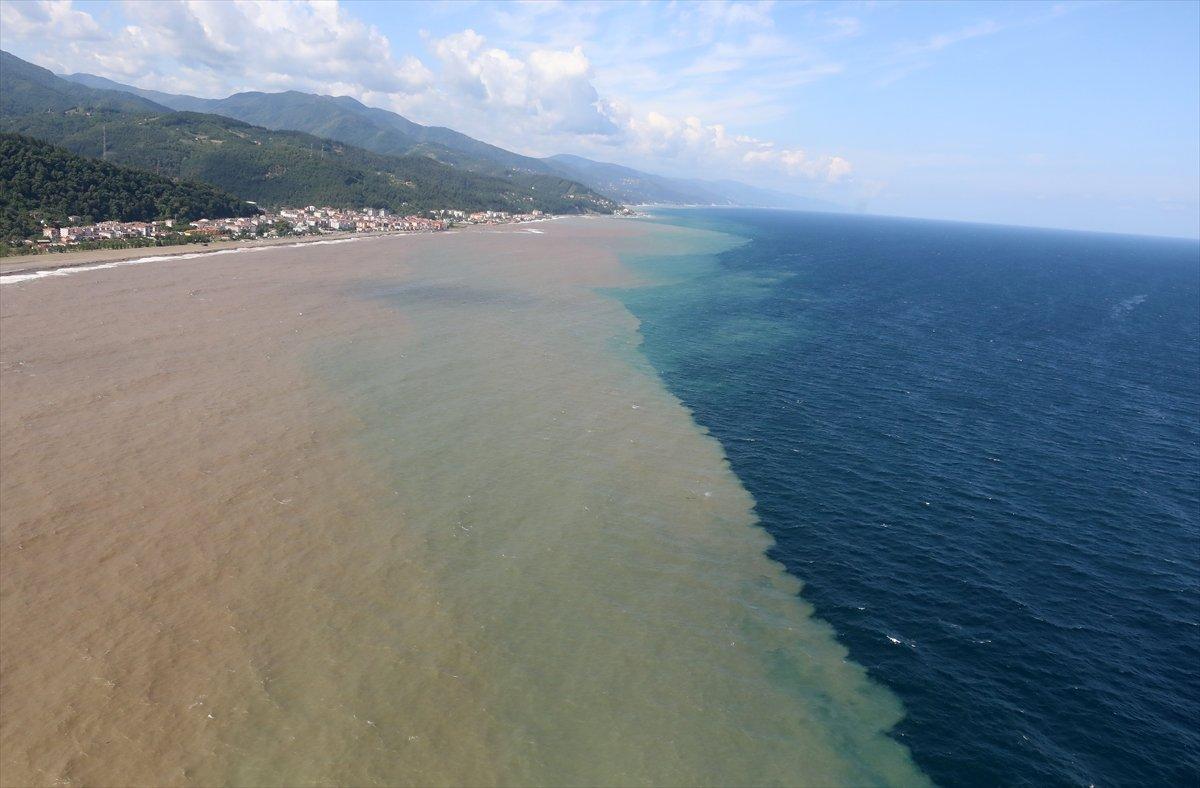 Kastamonu'da sel sonrası Abana sahili çamurla kaplandı