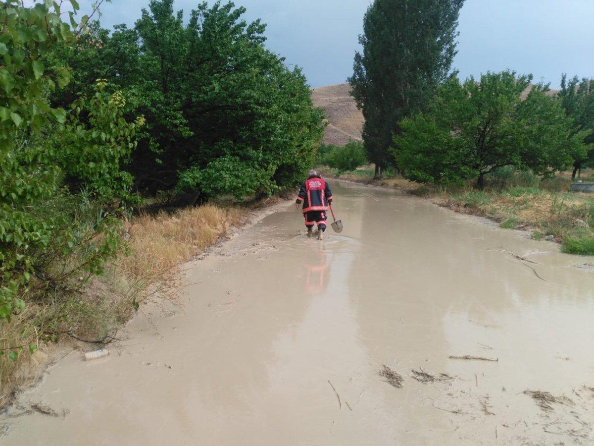 Malatya'da sel nedeniyle kapanan yol ulaşıma açıldı