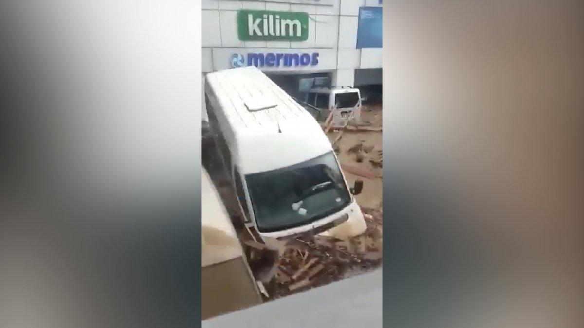 Bozkurt’ta sel ile birlikte sürüklenen araçlar görüntülendi