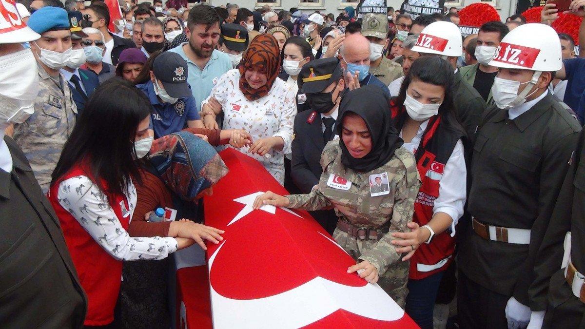 Adıyaman'da şehidin cenazesini ablası üniformasıyla, nişanlısı beresiyle uğurladı