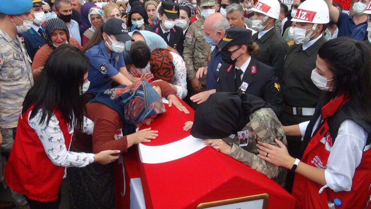 Adıyaman'da şehidin cenazesini ablası üniformasıyla, nişanlısı beresiyle uğurladı
