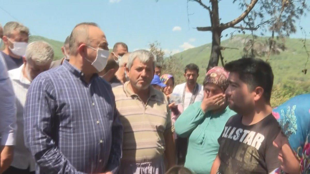 Mevlüt Çavuşoğlu'na sarılıp ağlayan yaşlı kadın: Devlet buraya yağmur gibi yağdı