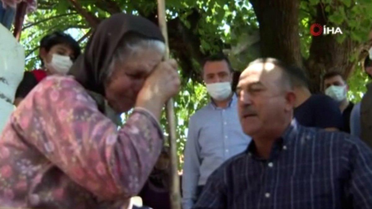 Mevlüt Çavuşoğlu'na sarılıp ağlayan yaşlı kadın: Devlet buraya yağmur gibi yağdı