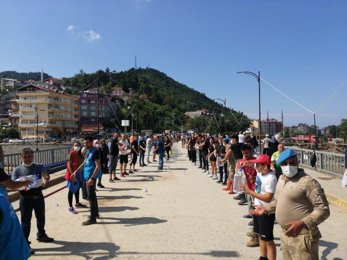 Sinop'ta yardım için insan zinciri yapıldı