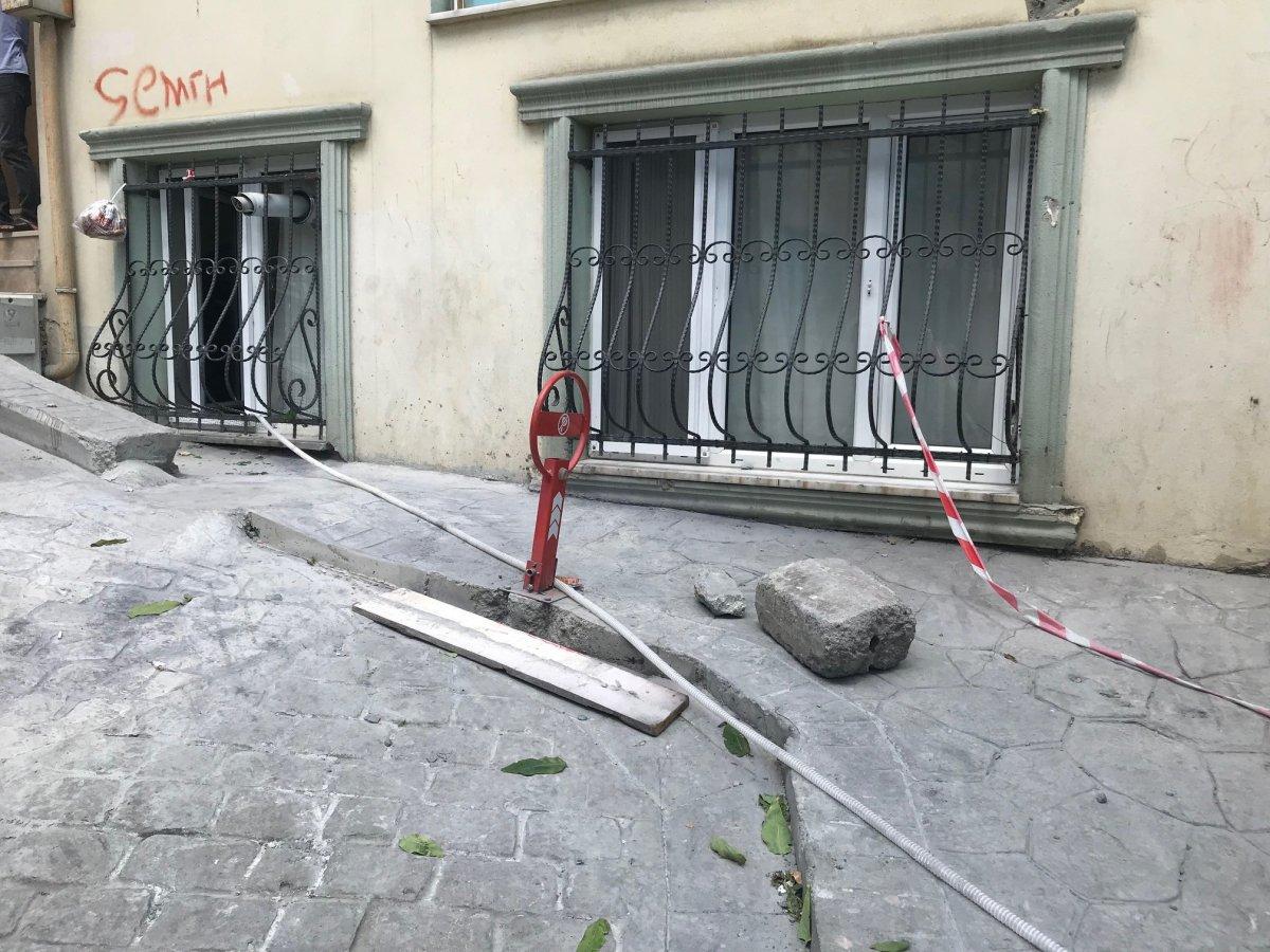 Beyoğlu'nda evini lağım suyu basan vatandaş isyan etti