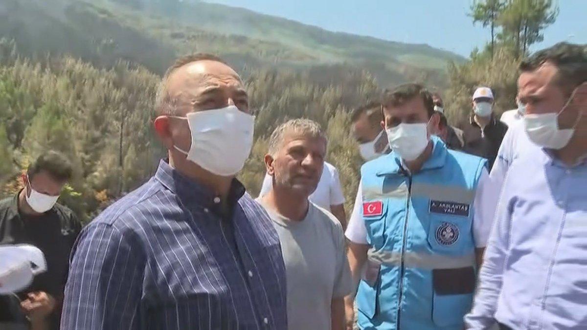 Mevlüt Çavuşoğlu'na sarılıp ağlayan yaşlı kadın: Devlet buraya yağmur gibi yağdı