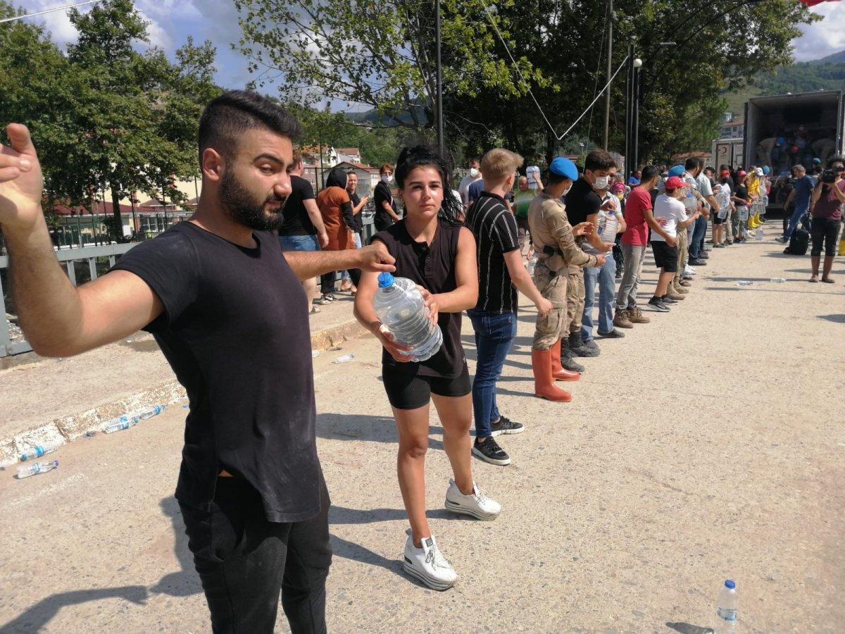 Sinop'ta yardım için insan zinciri yapıldı