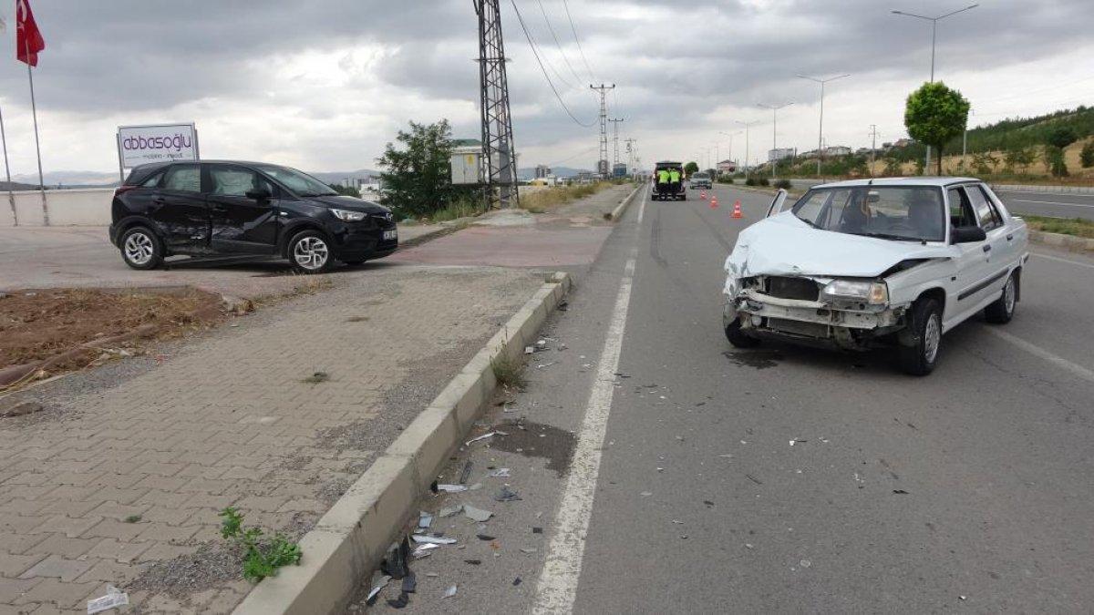 Sivas'ta trafik kazası: 3 yaralı