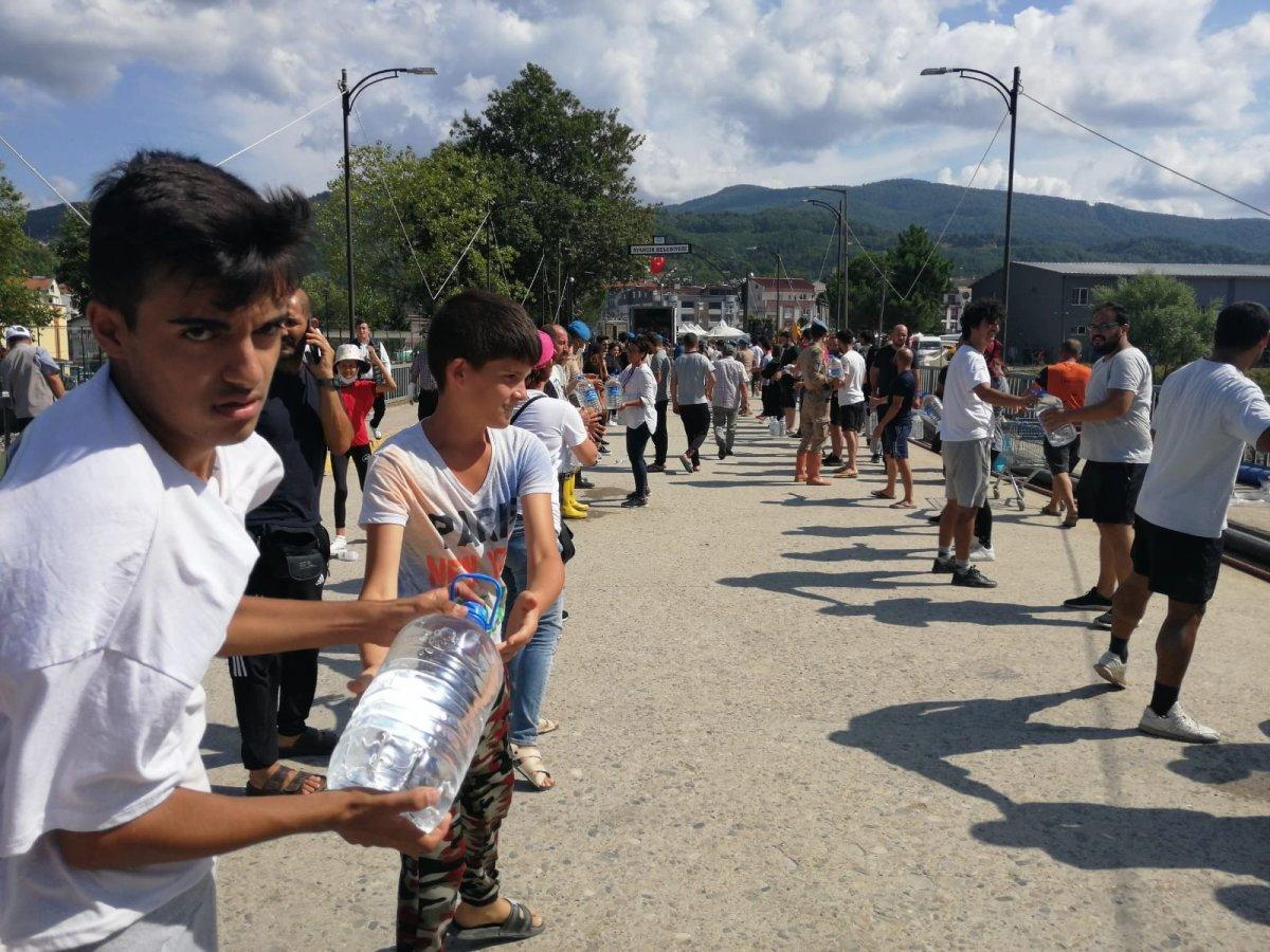 Sinop'ta yardım için insan zinciri yapıldı