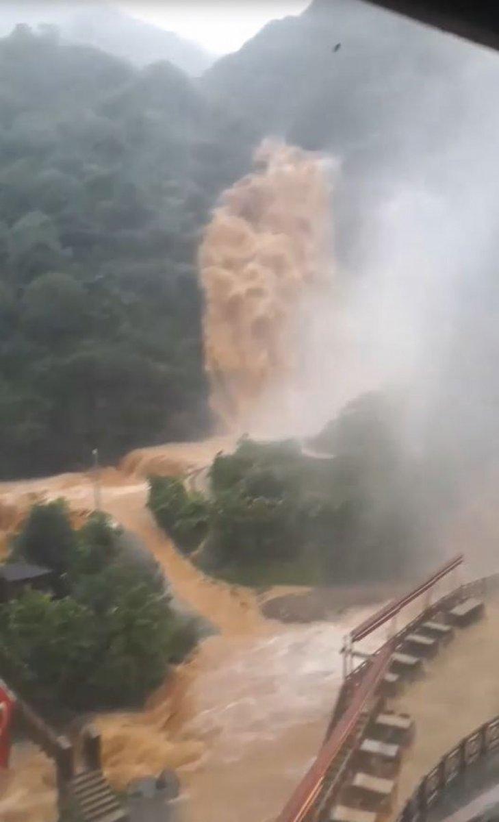 Rize'de sağanak yağış yolları göle çevirdi, şelale taştı