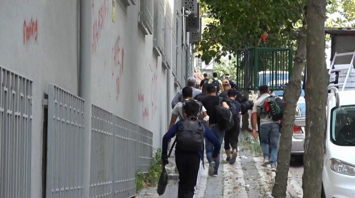 Sultangazi'de kaçmaya çalışan kaçak göçmenler yakalandı