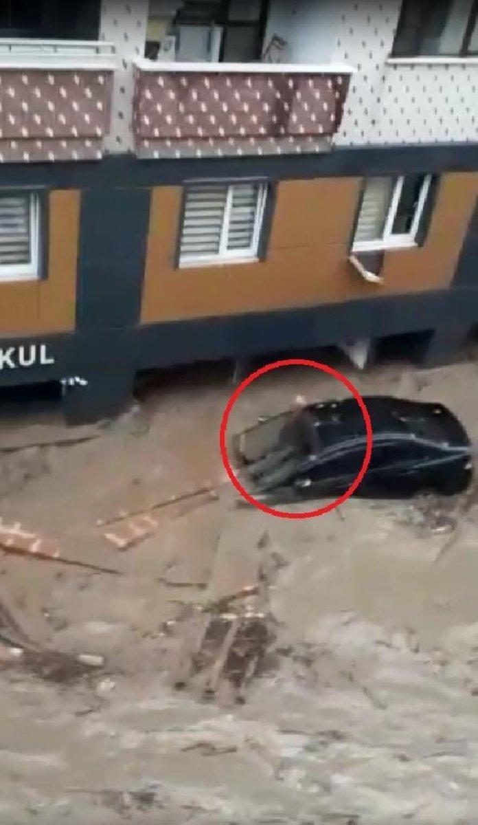 Bozkurt’ta sel ile birlikte sürüklenen araçlar görüntülendi