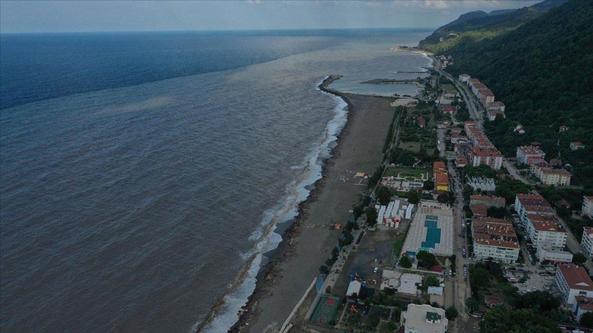 Bozkurt'taki sel nedeniyle Karadeniz'in rengi kahverengiye döndü