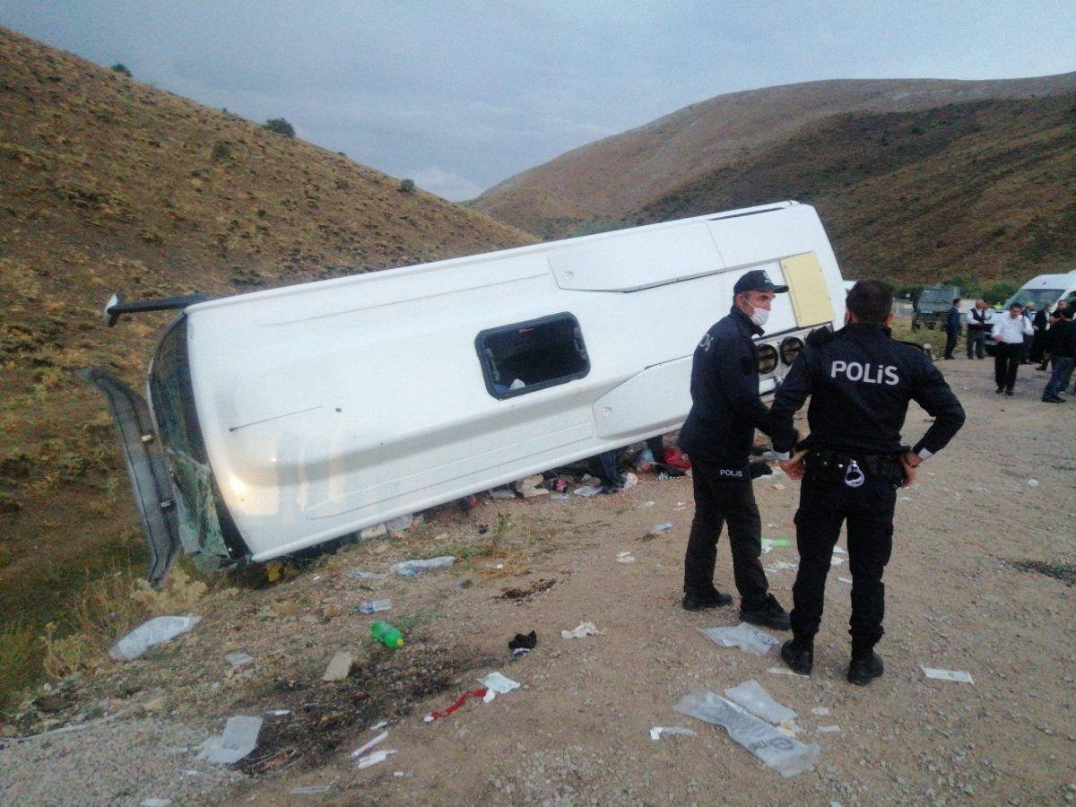 Kayseri'de midibüs dere yatağına devrildi: 29 yaralı