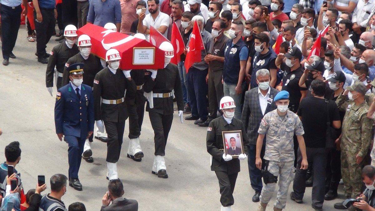 Adıyaman'da şehidin cenazesini ablası üniformasıyla, nişanlısı beresiyle uğurladı