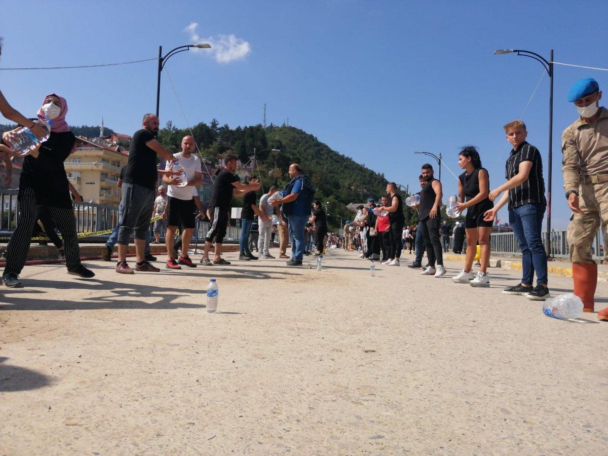 Sinop'ta yardım için insan zinciri yapıldı