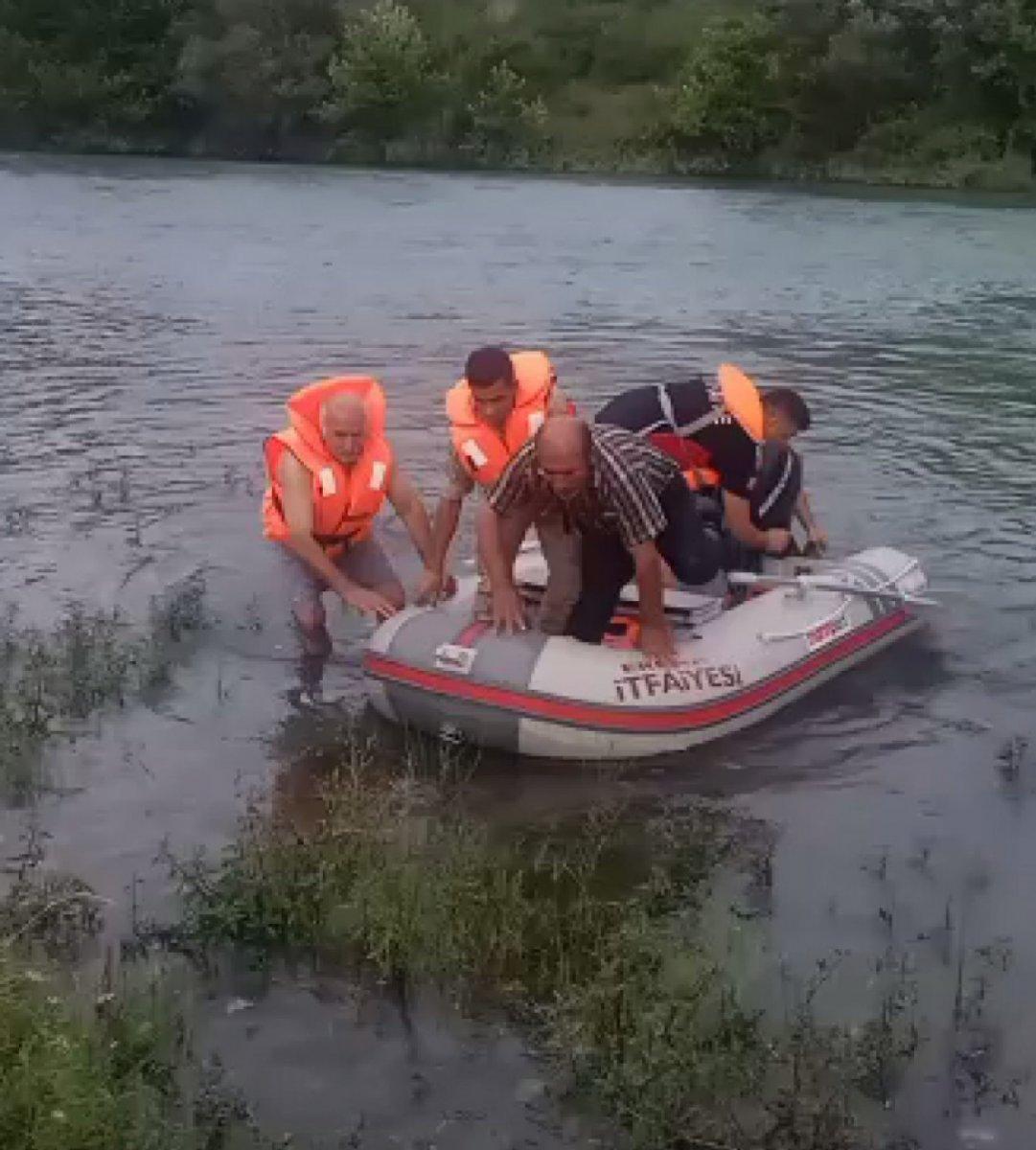 Tokat'ta iki arkadaş çayın ortasında mahsur kaldı