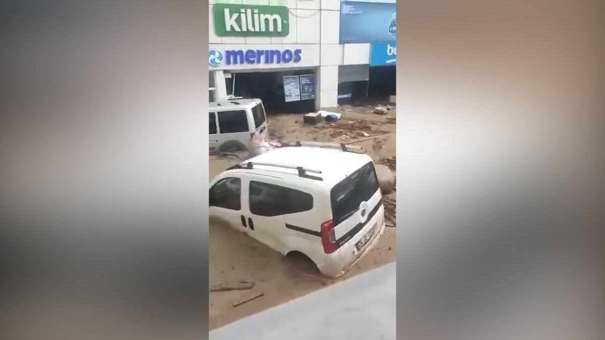 Bozkurt’ta sel ile birlikte sürüklenen araçlar görüntülendi