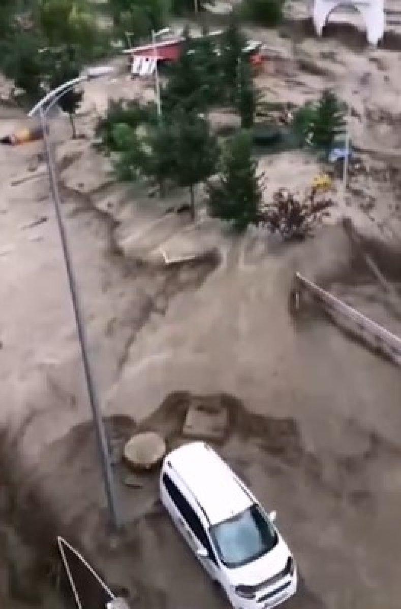 Kastamonu'da dehşet anları: Sel suları bir kişiyi böyle yuttu