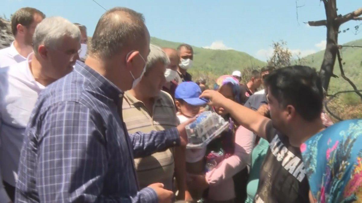 Mevlüt Çavuşoğlu'na sarılıp ağlayan yaşlı kadın: Devlet buraya yağmur gibi yağdı