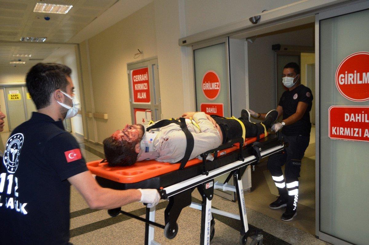 Adıyaman'da otomobil kaldırımda duran gençlerin arasına daldı