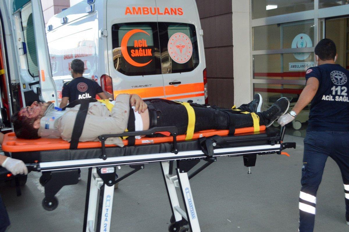 Adıyaman'da otomobil kaldırımda duran gençlerin arasına daldı