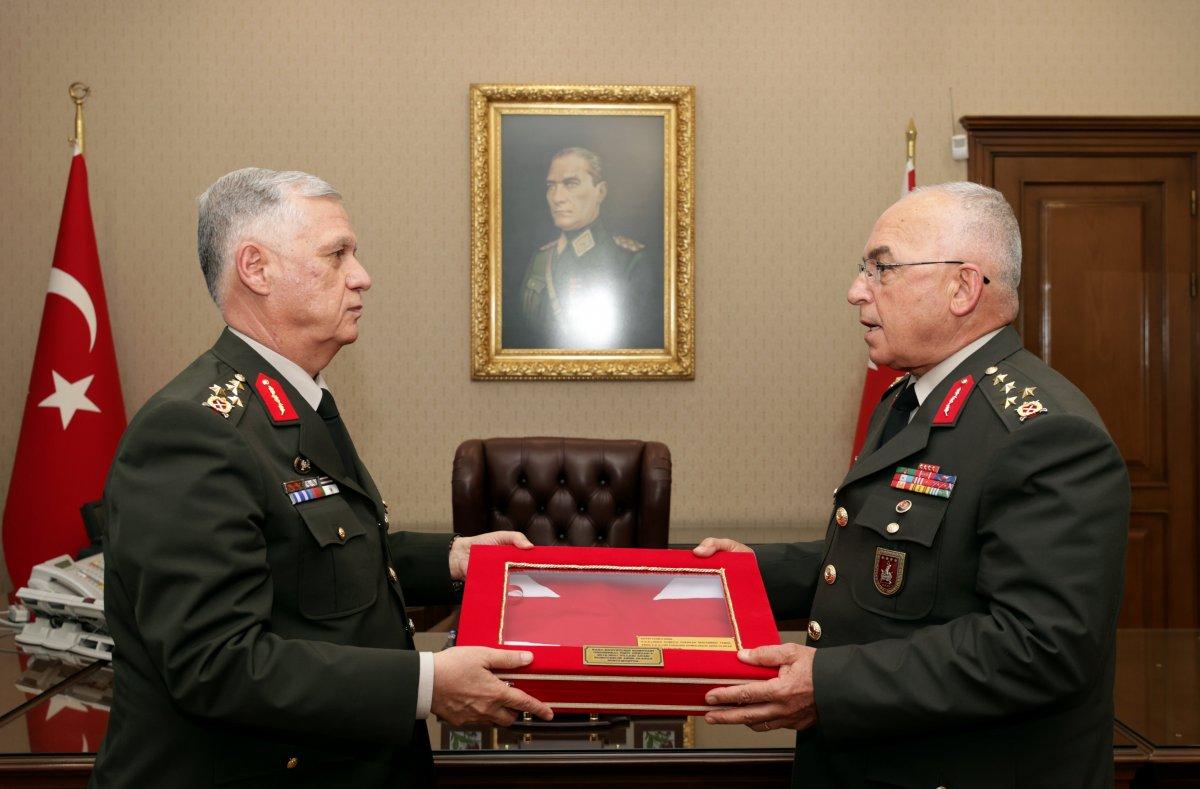Kara Kuvvetleri Komutanlığı'nda devir teslim töreni